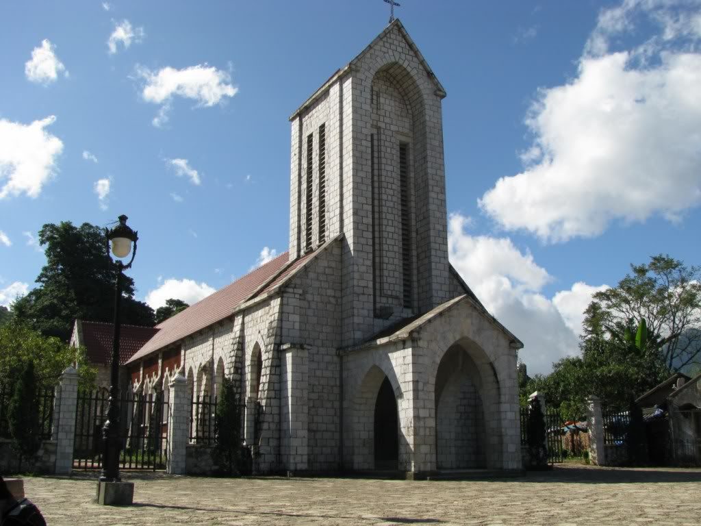 Nhà thờ đá cổ Sapa - Hơi thở Châu Âu giữa núi rừng Tây Bắc.